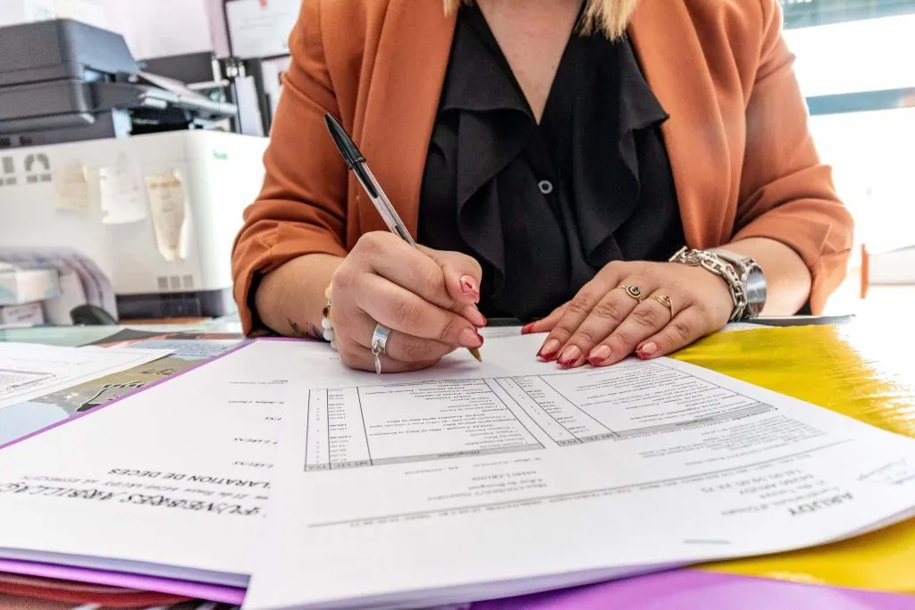 Conseillère complétant un dossier administratif avant les obsèques