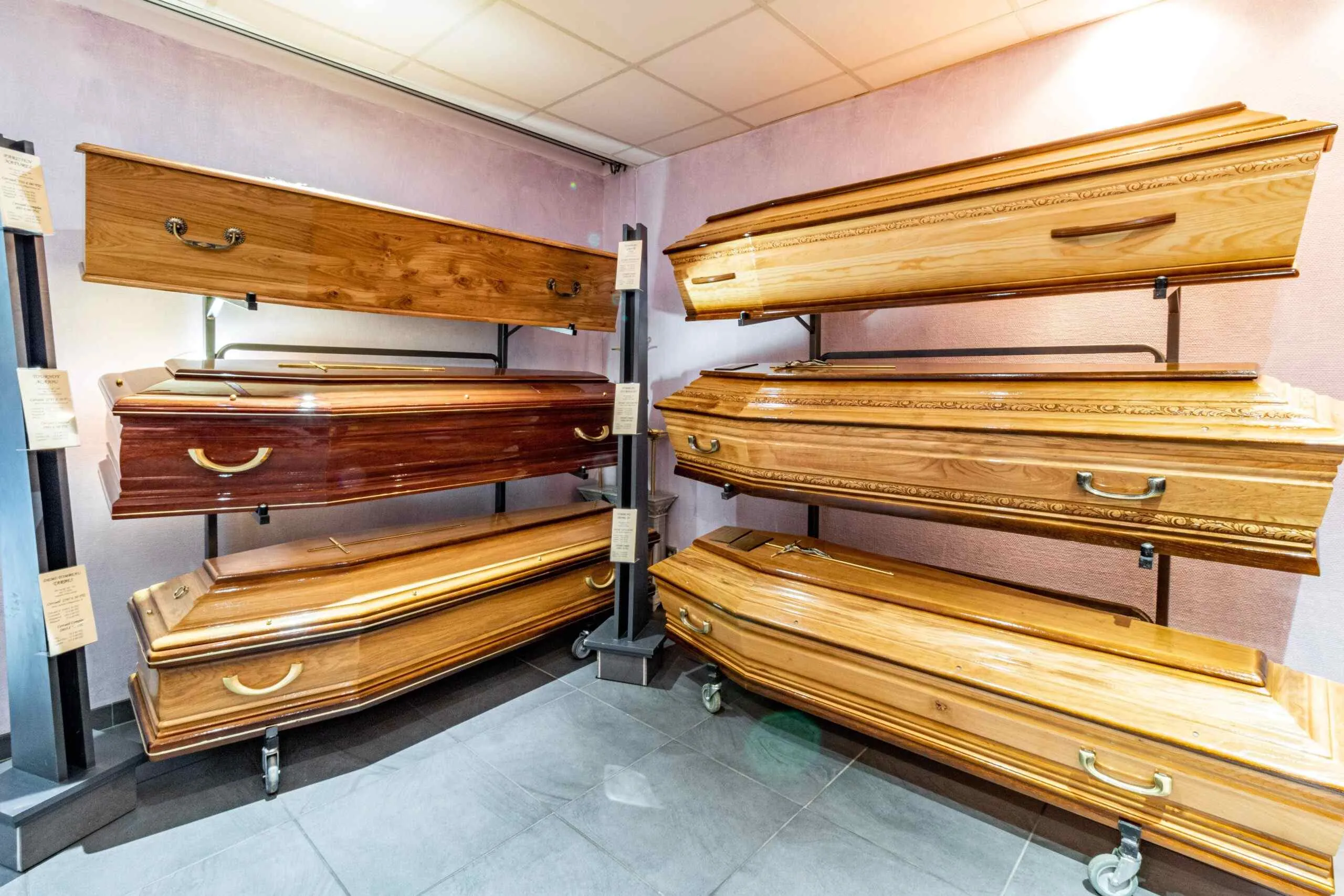 Modèles de cercueils en chêne et pin proposés par les Pompes Funèbres Arbillaga