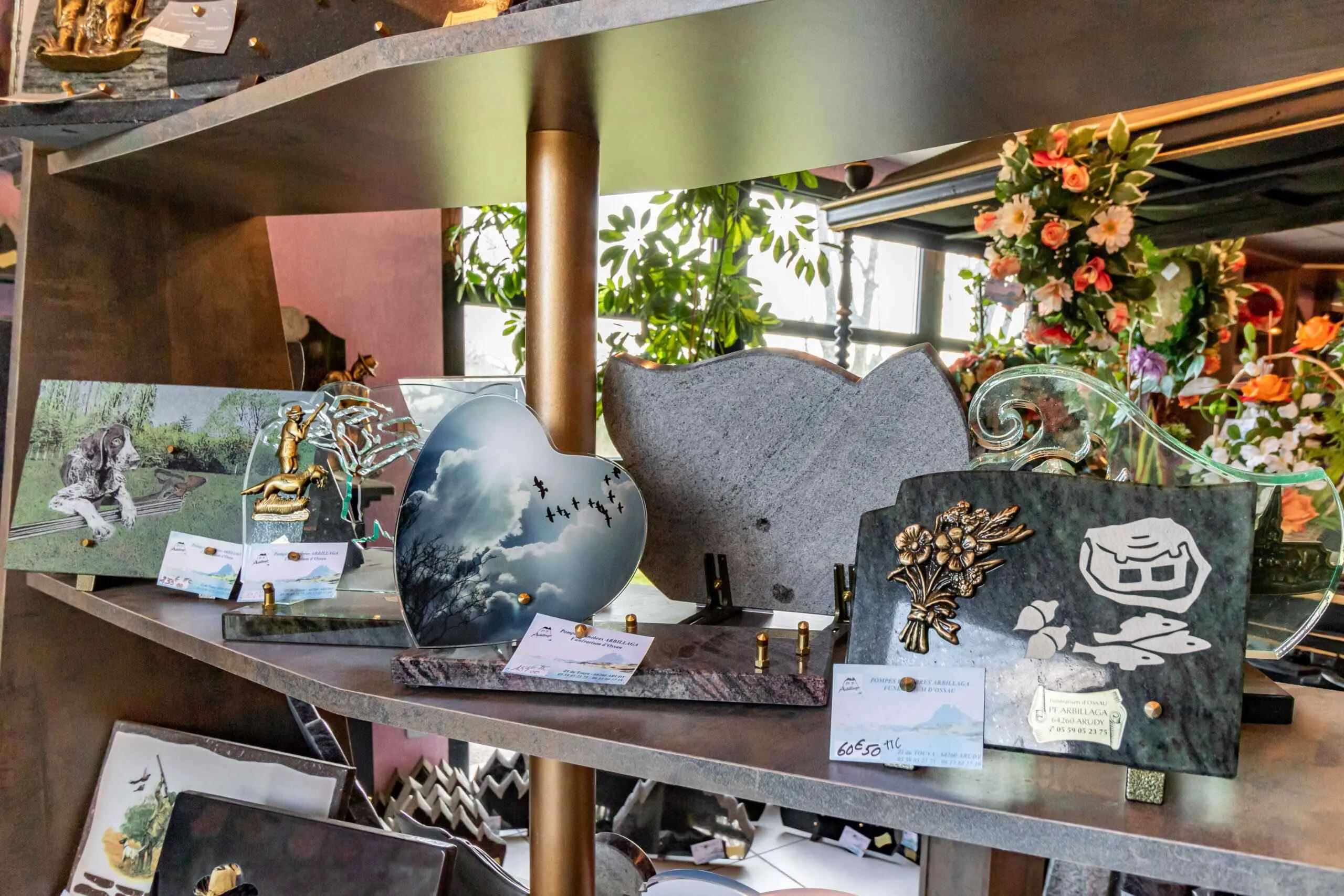 Gros plan sur l'exposition de plaques commémoratives et ornements de marbrerie