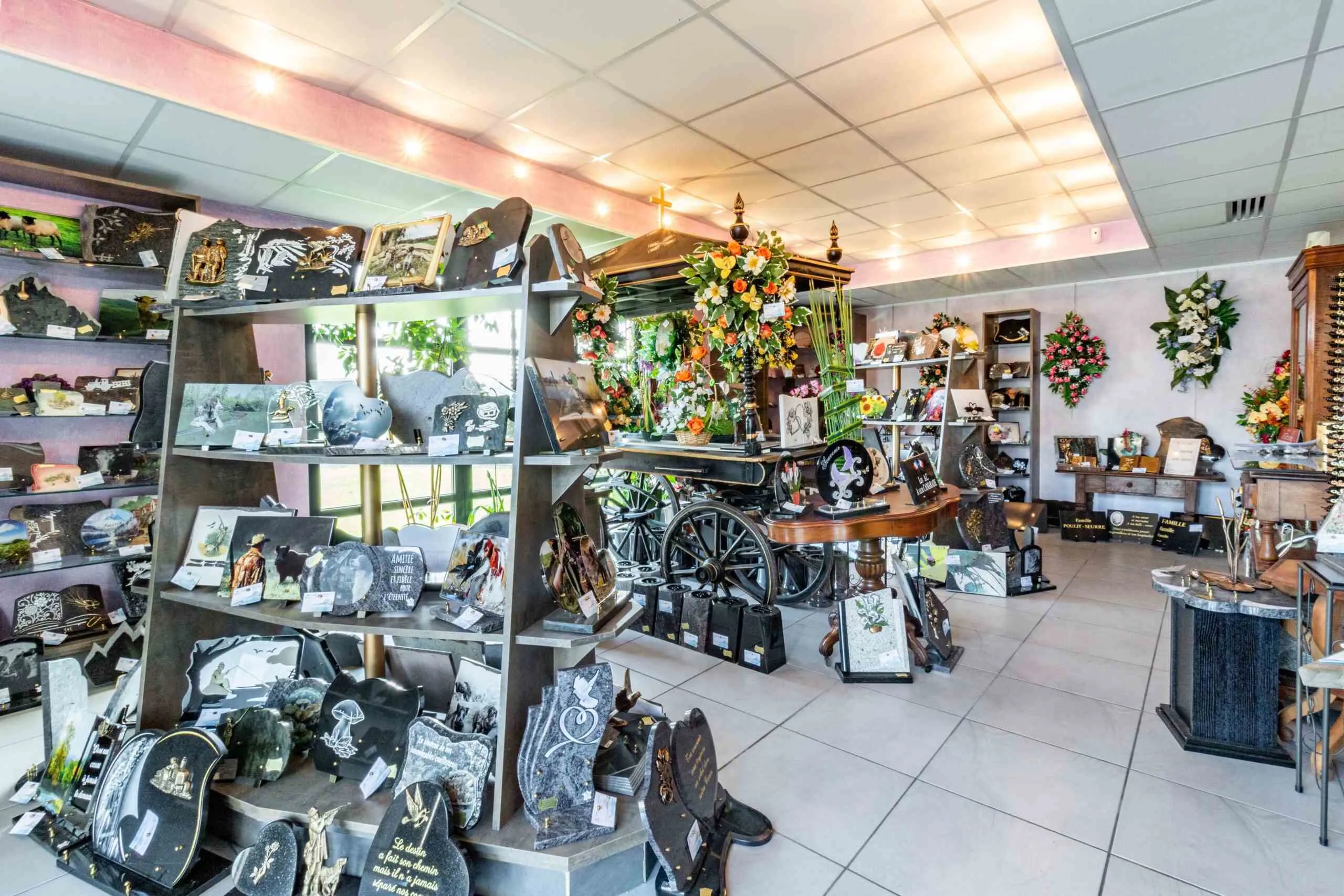 Vente de fleurs artificielles et plaques mortuaires en magasin de marbrerie
