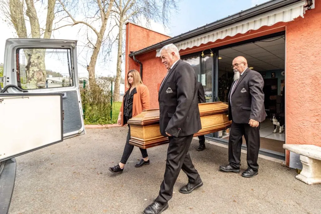 Équipe de porteurs et accompagnement lors de la cérémonie par les Pompes Funèbres Arbillaga