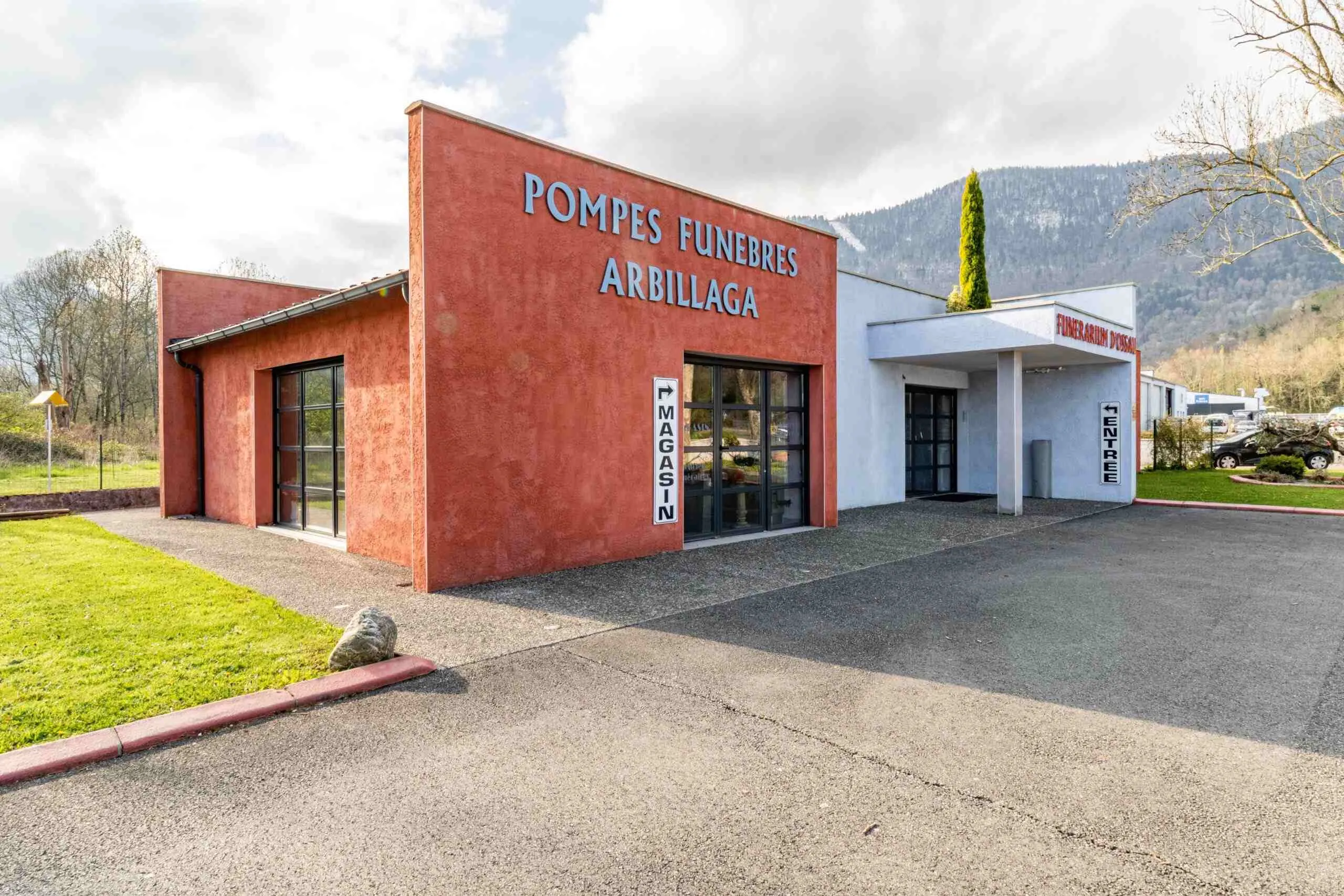 Devanture du magasin et funérarium des Pompes Funèbres Arbillaga
